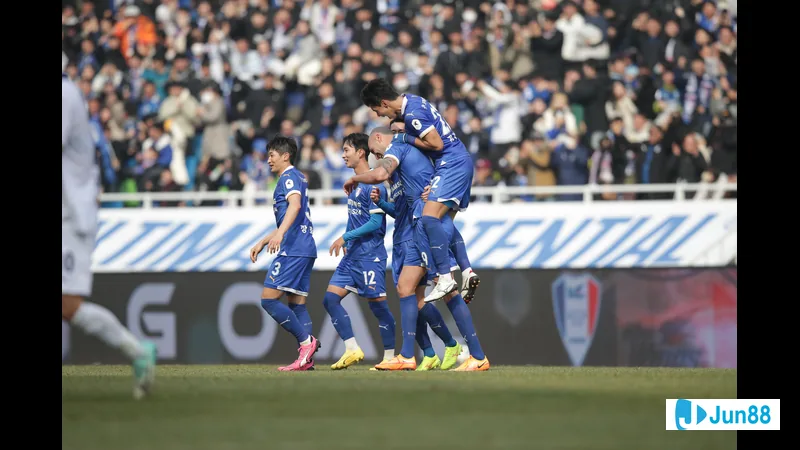 Trận đấu giữa Busan IPark và Suwon Bluewings trên sân vận động