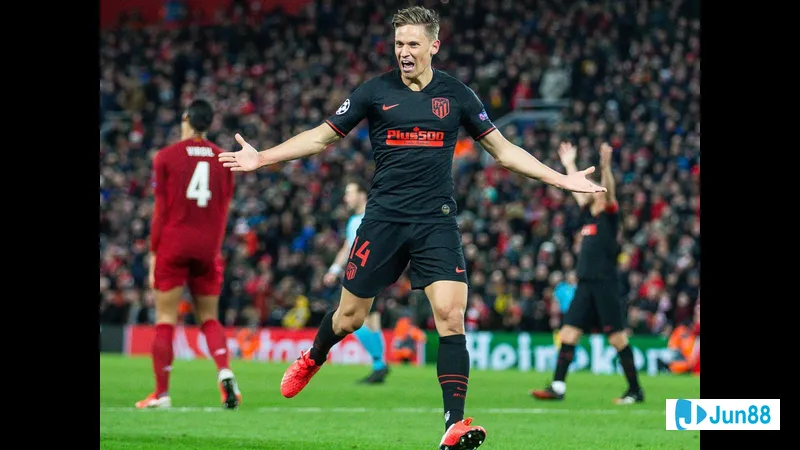 Liverpool vs Atletico Madrid: Cầu thủ Liverpool thực hiện cú sút nguy hiểm vào khung thành Atletico Liverpool vs Atletico Madrid: Cầu thủ Liverpool thực hiện cú sút nguy hiểm vào khung thành…