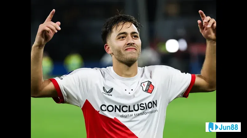 Cầu thủ Lyon kỹ thuật xoay người trên sân Utrecht