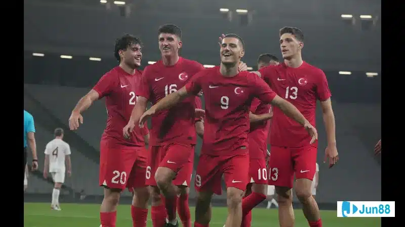 Cầu thủ Bulgaria dũng cảm chống đỡ sức mạnh tấn công của Thổ Nhĩ Kỳ