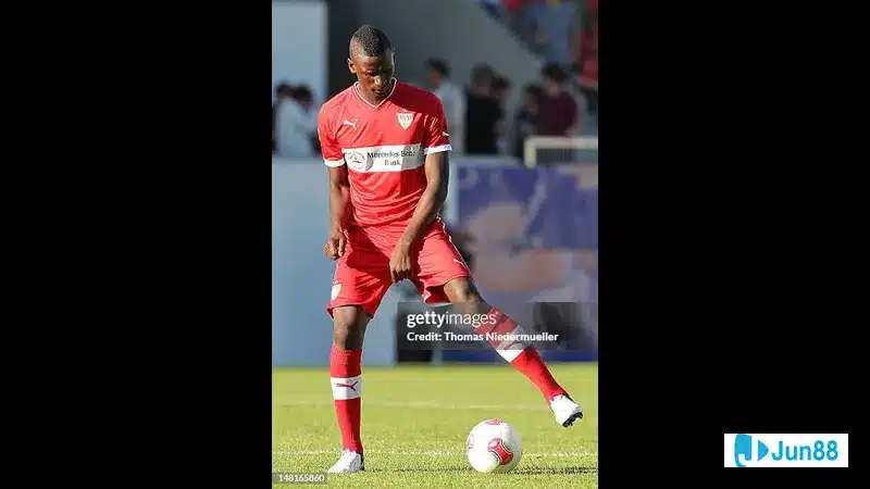 Cầu thủ của Stuttgart tung cú sút mạnh vào khung thành của Heidenheim