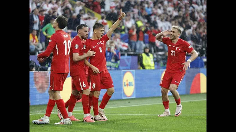 Cầu thủ Thổ Nhĩ Kỳ chiến đấu quyết liệt với cầu thủ Georgia trong trận đấu.