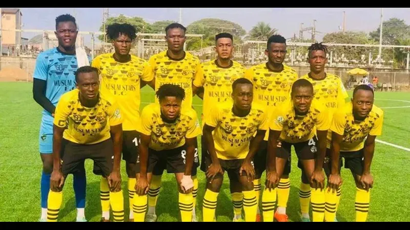 Cầu thủ của Diamond Stars nỗ lực giữ bóng trước áp lực từ cầu thủ của Wusum Stars