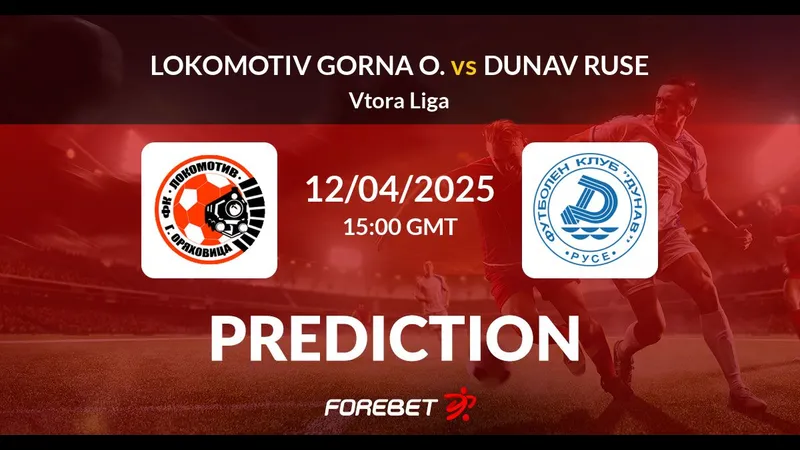 Cầu thủ Lok Gorna dẫn bóng trước cầu thủ Dunav Ruse trong trận đấu bóng đá